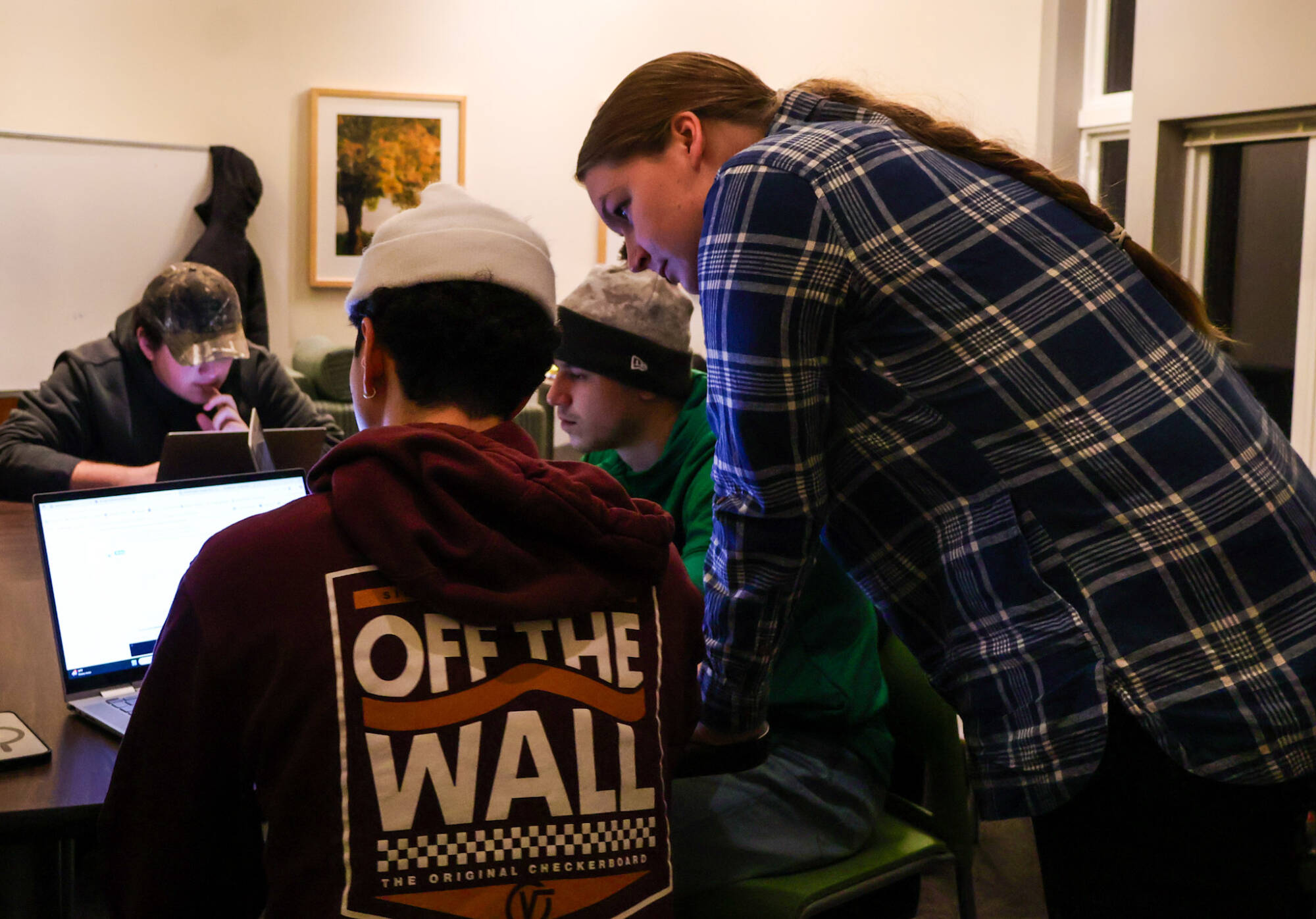 Engineering House tutoring at Holton-hooker LLC. Faculty tutor and Professor Kathryn Christopher is looking over a student's shoulder to review the laptop together.